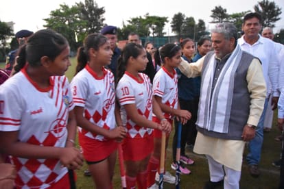 हॉकी टूर्नामेंट में खिलाड़ियों से परिचय करते पंचायत मंत्री कृष्णलाल पंवार। स्रोत : स्कूल