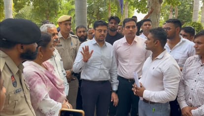 हरियाणा विद्यालय शिक्षा बोर्ड मुख्यालय पर प्रदर्शन कर रहे अभ्यार्थियों को आश्वासन देते सचिव द