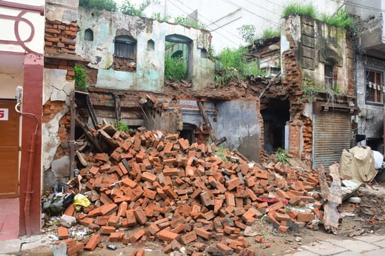 Only a wall collapsed in the lane due to the rain; there were no casualties.