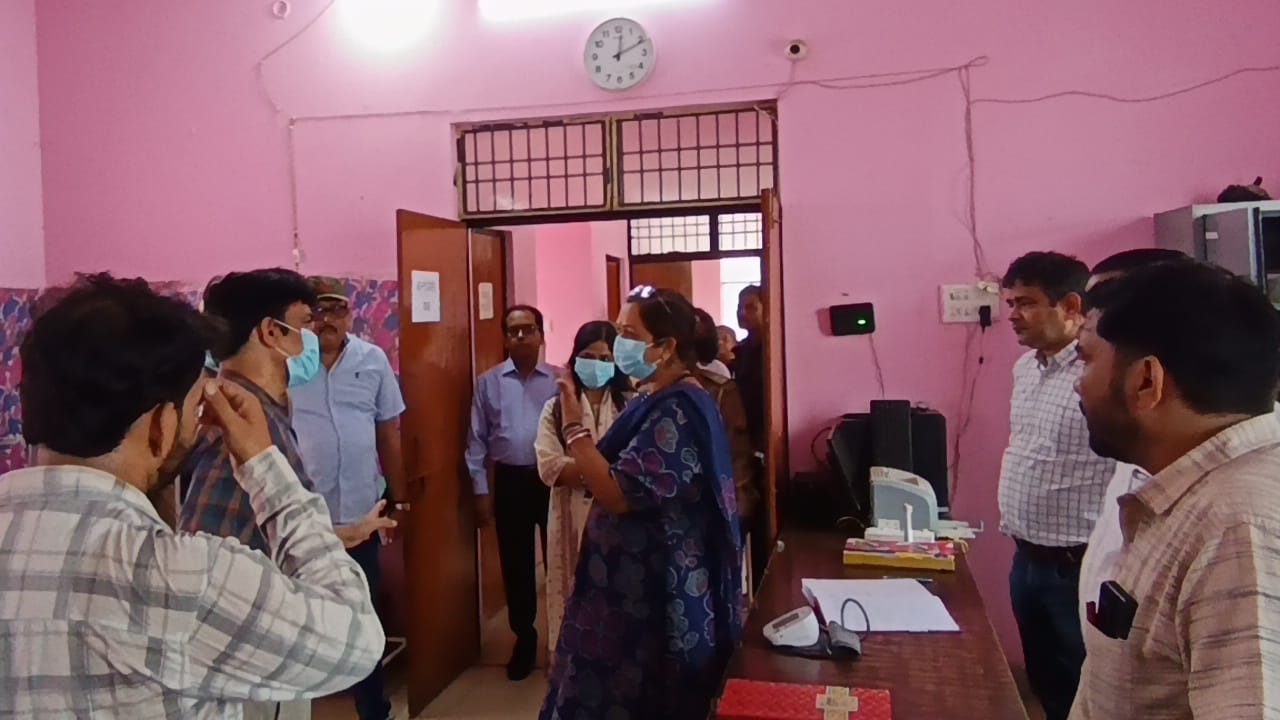इकौना सीएचसी का निरीक्षण करती महिला आयोग की सदस्य।