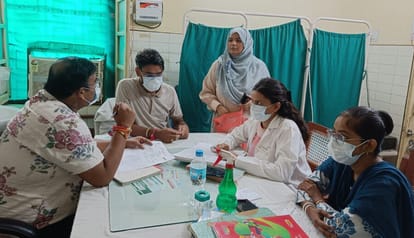 जिला अस्पताल की ओपीडी में मास्क लगाकर मरीजों का इलाज करते डाॅक्टर। संवाद