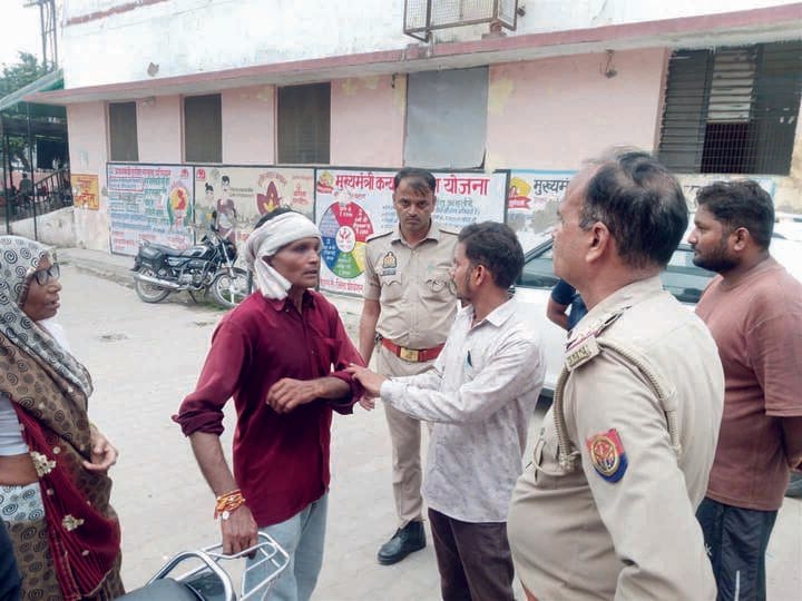 जिला अस्पताल में अनुष्का के पिता काे संभालते लोग।  संवाद