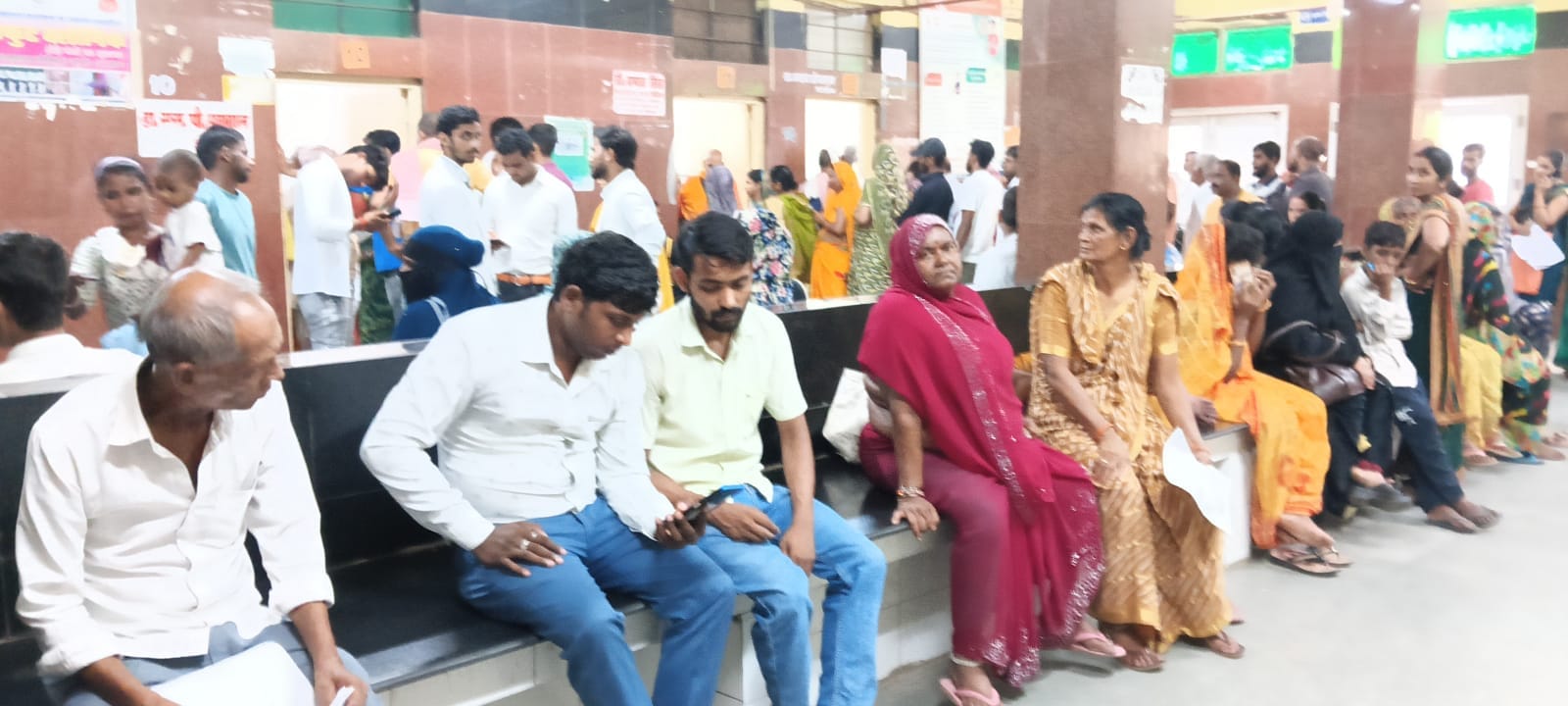 जिला अस्पताल में डॉक्टर को दिखाने के लिए ओपीडी में अपनी का इंतजार करते मरीज।संवाद