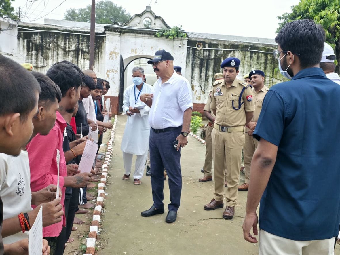 IG holds dialogue with prisoners in district jail