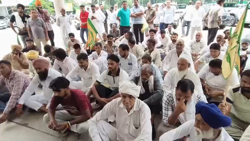 जिला सचिवालय में धरने पर बैठे किसान, मजदूर व अन्य प्रदर्शनकारी। संवाद