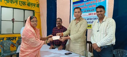 जिला सहकारी बैंक घोसी में किसानों को ऋण वितरित करते चेयरमैन अखिलेश तिवारी।संवाद