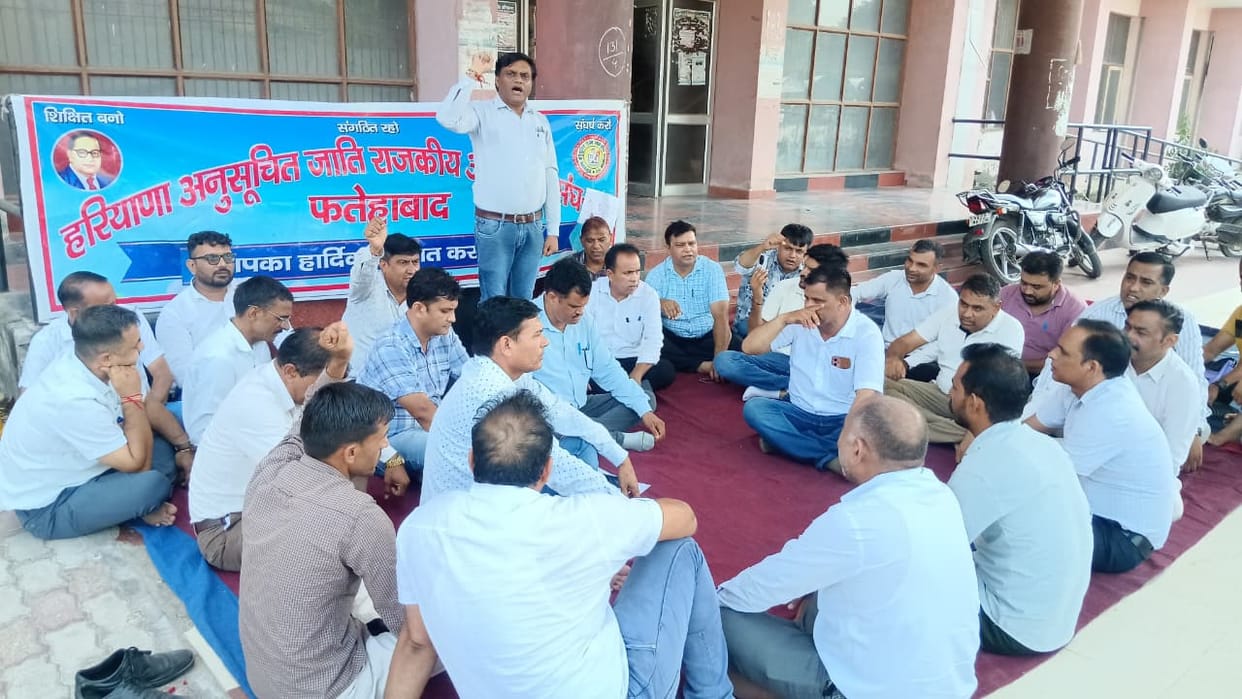 Two-hour symbolic sit-in outside the DEO office