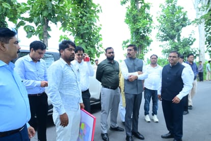 जिलाधिकारी और मोतिहारी के विधायक के साथ सचिव शीर्षत कपिल अशोक
