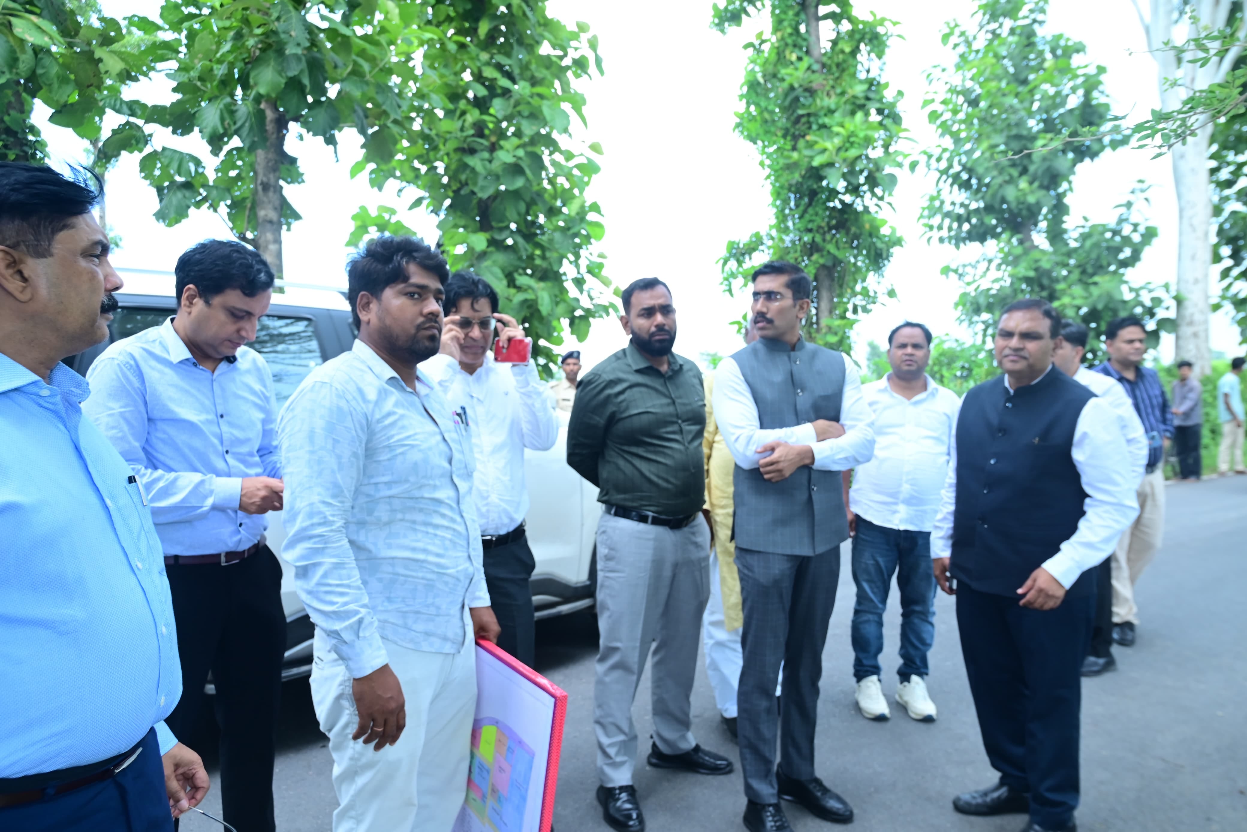 जिलाधिकारी और मोतिहारी के विधायक के साथ सचिव शीर्षत कपिल अशोक