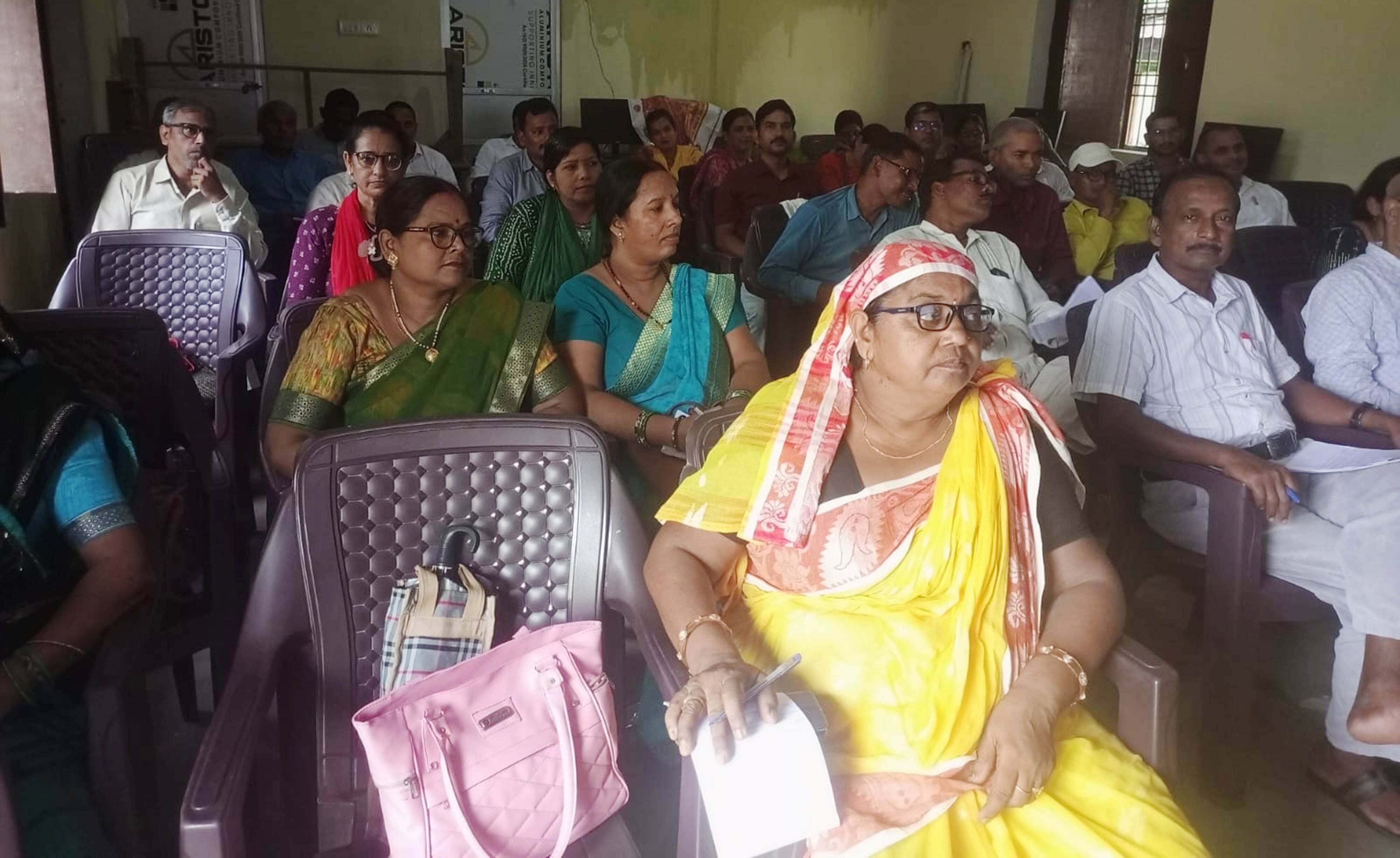 जमानिया बीआरसी में प्रशिक्षण के दौरान मौजूद शिक्षकगण। संवाद