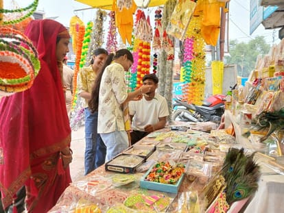 जन्माष्टमी की हर तरफ चल रही हैं तैयारियां। संवाद