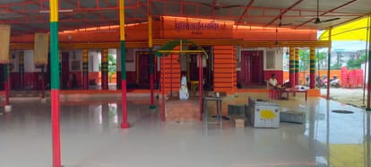 जन्माष्टमी पर रंग रोगन कर तैयार पुलिस लाइन मंदिर