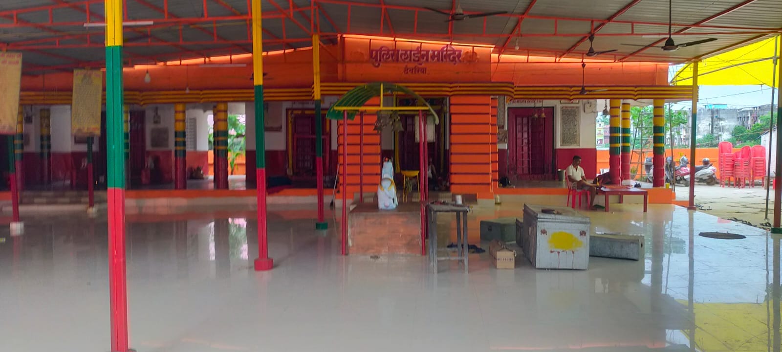 जन्माष्टमी पर रंग रोगन कर तैयार पुलिस लाइन मंदिर