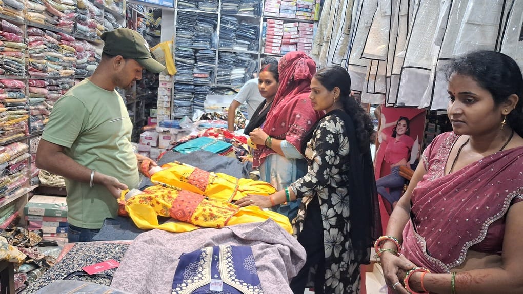 Market decorated with Kanha's costumes, shopping increased for naughty Gopal