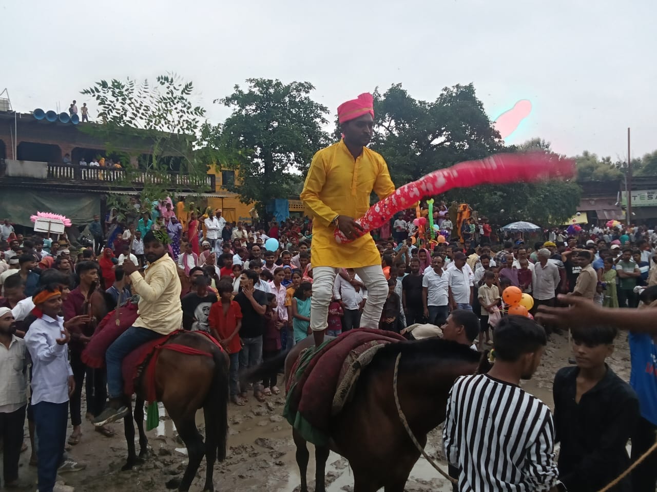 कचगांव-राजेपुर के कजरहवा पोखरे पर में गाजे बाजे के साथ बारात लेकर आया दूल्हा