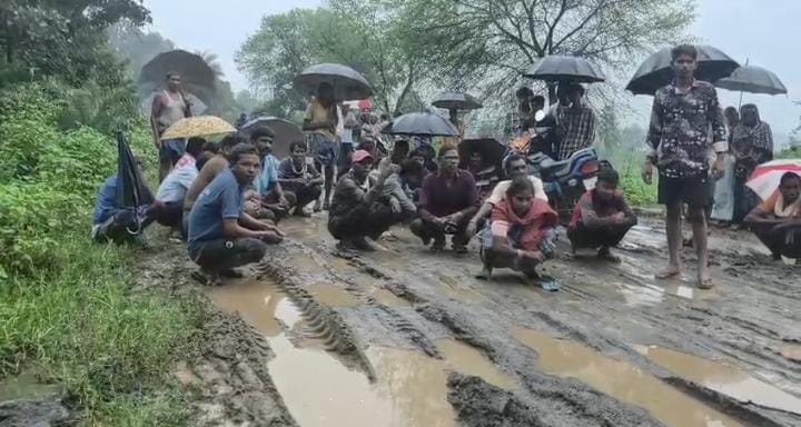 ग्रामीणों ने कीचड़ भरी सड़क पर बैठकर किया प्रदर्शन