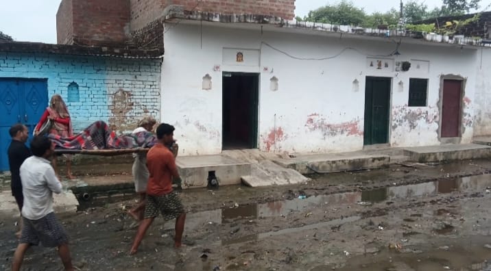 कीचड़ में फंसी गांव की राह, बीमार वृद्धा को चारपाई पर ले गए ग्रामीण