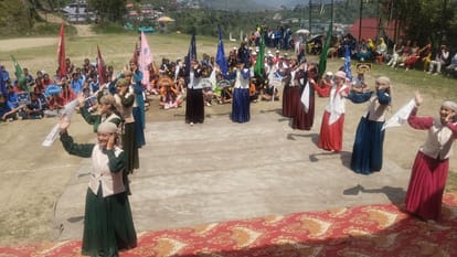 कुंगश में अंडर-14 छात्रा खेलकूद प्रतियोगिता के शुभारंभ अवसर पर प्रस्तुति देती छात्राएं । संवाद