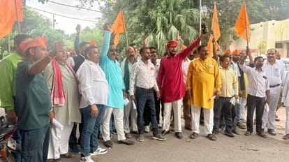 कलक्ट्रेट में प्रदर्शन करती करणी सेना। संवाद