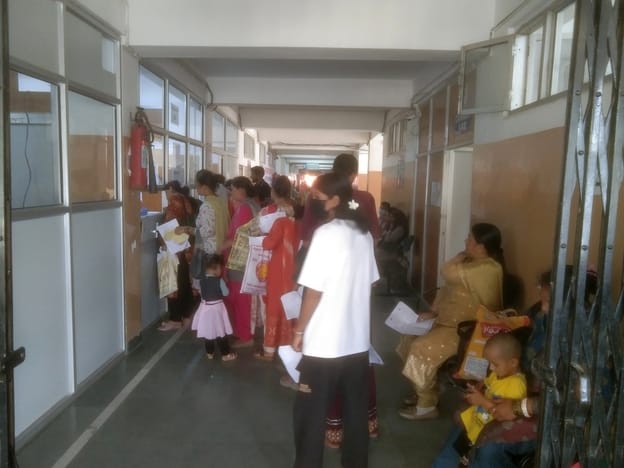 कुल्लू के क्षेत्रीय अस्पताल में सुबह के समय जांच करवाने के लिए पंजीकरण करवाते मरीज।-संवाद