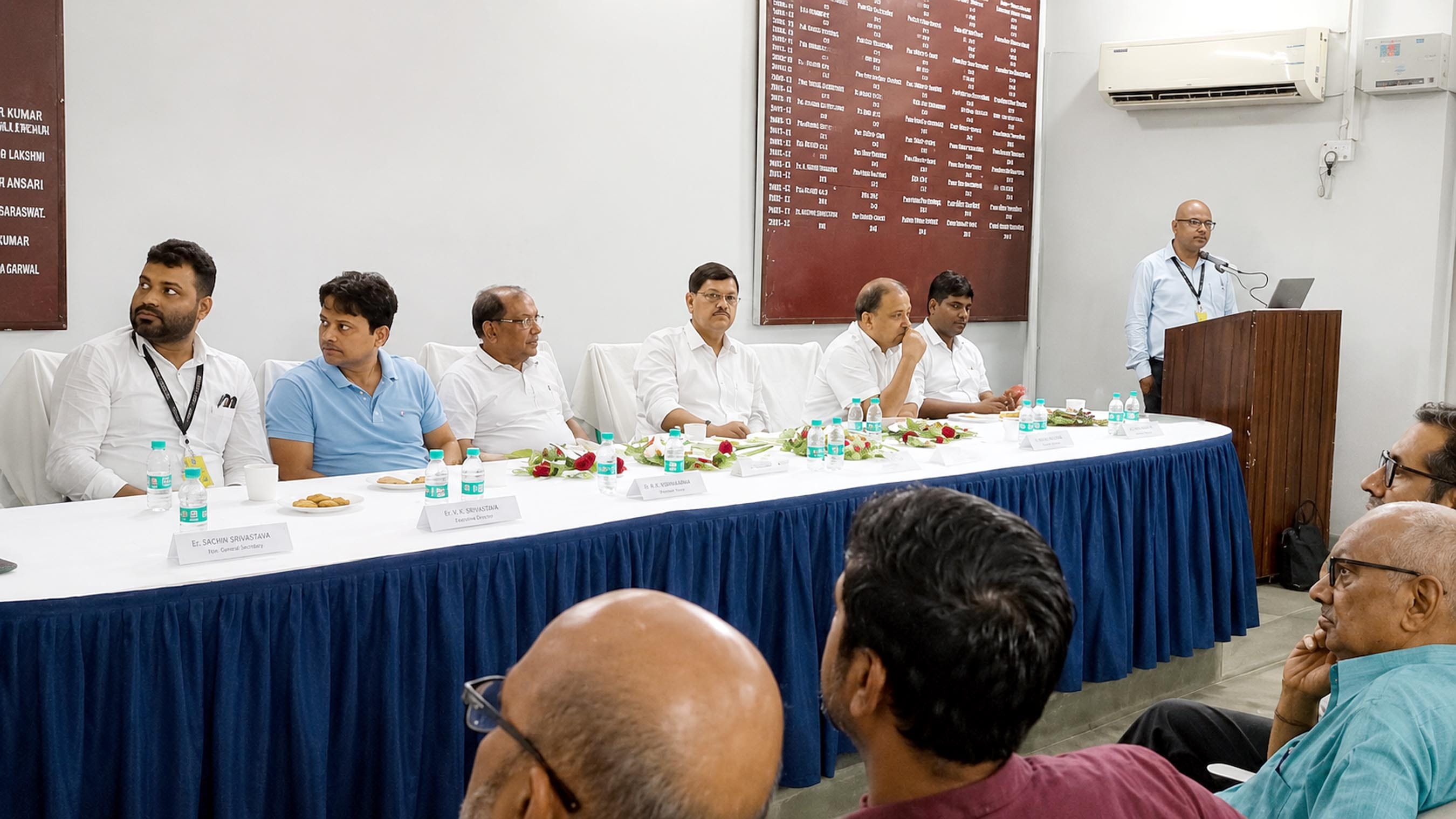 कालीन भवन में अमरिका के ज्वलनशीलता मानक पर चर्चा करते कालीन उद्यमी। स्रोत-संवाद