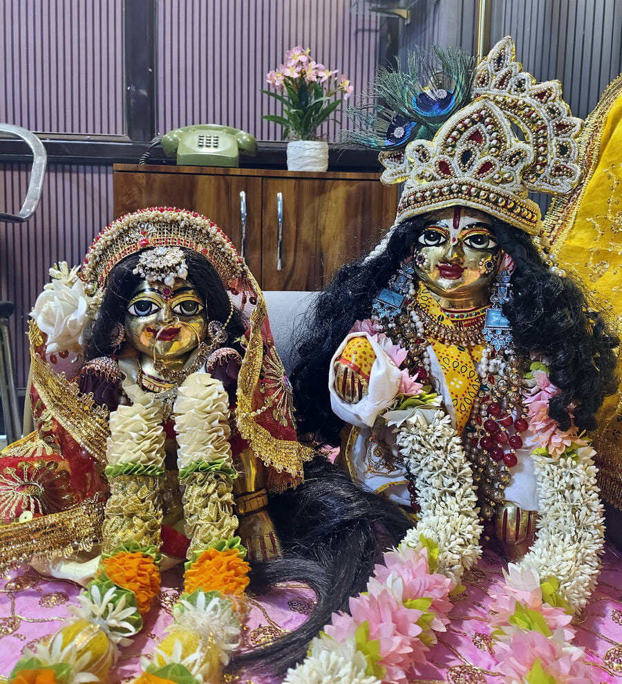 कलायत में जन्माष्टमी को लेकर श्री राधा-कृष्ण का आकर्षक श्रृंगार किया गया।