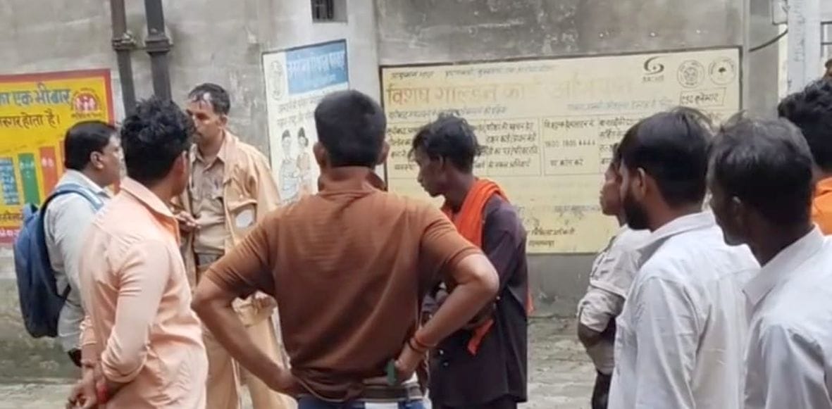कूरेभार सामुदायिक स्वास्थ्य केंद्र के बाहर लगी भीड़। स्रोत-ग्रामीण