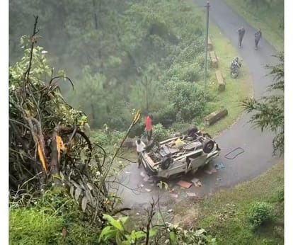 करसोग के माहूंनाग के समीप पलटी कार। स्त्रोत- जागरूक पाठक