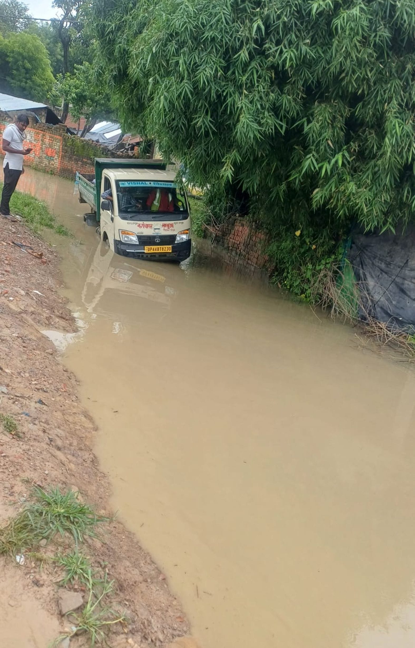 लंभुआ के पखरौली रोड पर भरा पानी। संवाद