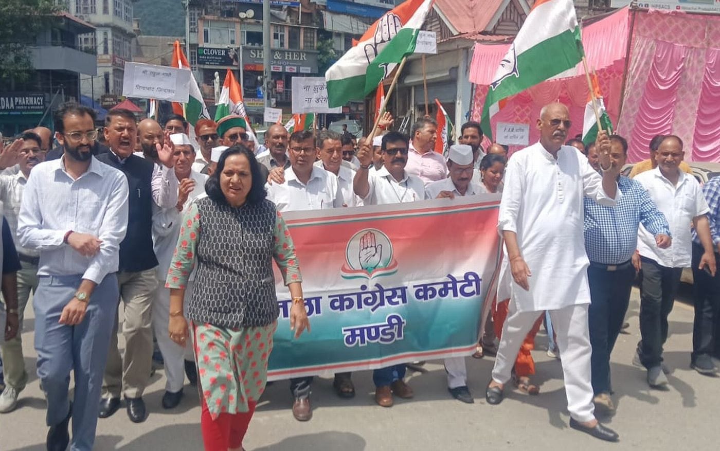 मंडी में कांग्रेस के कार्यकर्ता राहुल गांधी पर एफआईआर के विरोध में रैली निकालते हुए। संवाद