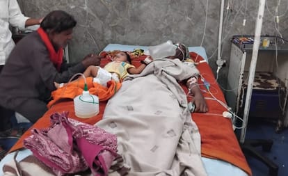 मेडिकल कॉलेज में बाल रोग विभाग की इमरजेंसी वार्ड में एक बेड पर भर्ती दो गंभीर बच्चे l संवाद
