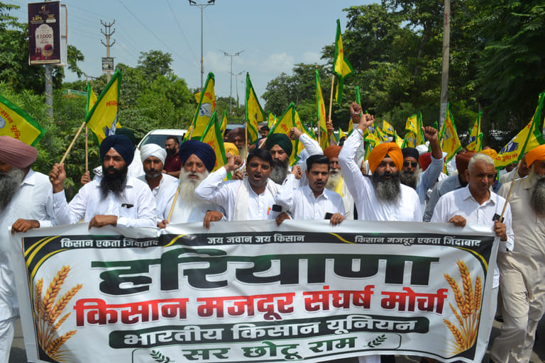 मांगो को लेकर प्रदर्शन करते भारतीय किसान यूनियन सर छोटूराम के सदस्य। संगठन