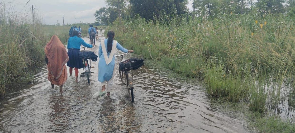 3.18 lakh cusecs of water released into the Saryu; nine villages marooned by floods.