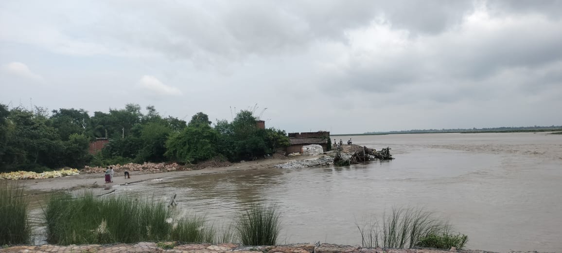मईपुर गांव के पास टोकर नंबर एक के पास कटान करती सरयू संवाद