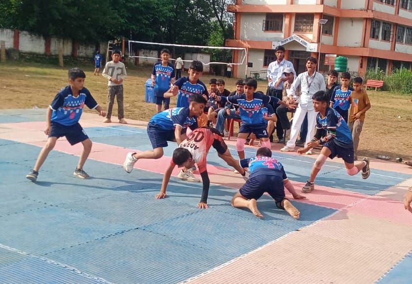 मुड़खर स्कूल में आयोजित अंडर 14 छात्र वर्ग खेलकूद प्रतियोगिता के दौरान कबड्डी के सेमीफाइनल मुकाब