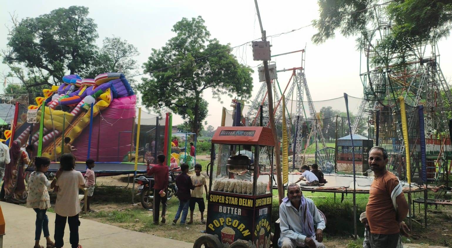मेले का आनंद उठाते बच्चे। संवाद