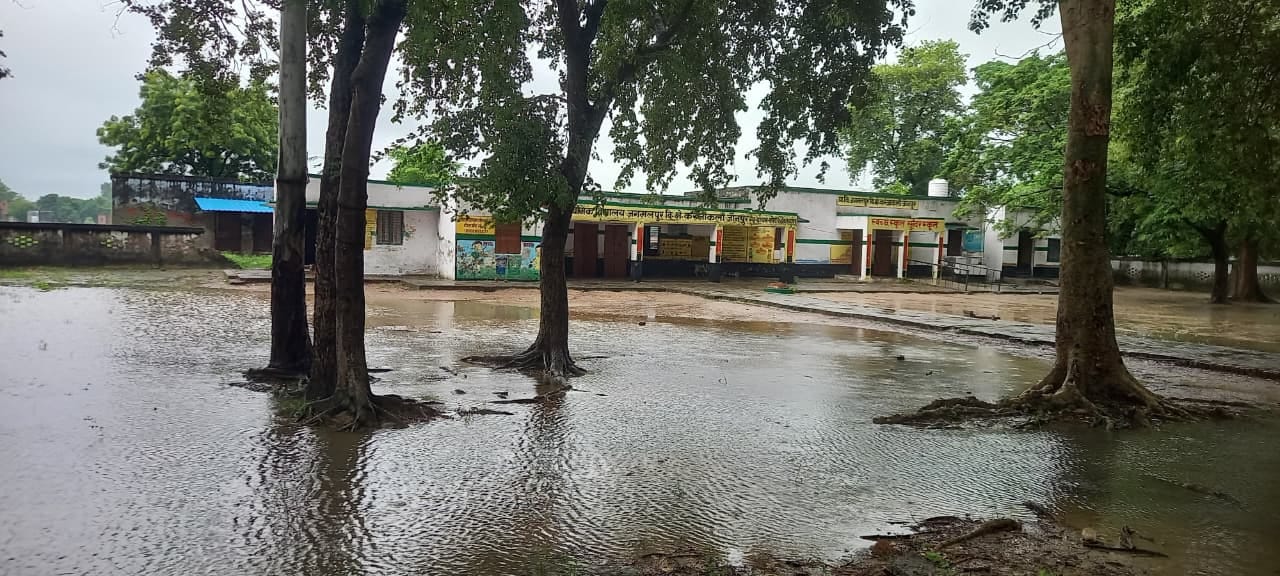 मल्हनी करंजाकला के प्राथमिक विद्यालय जगमलपुर परिसर में भरा बारिश का पानी। संवाद