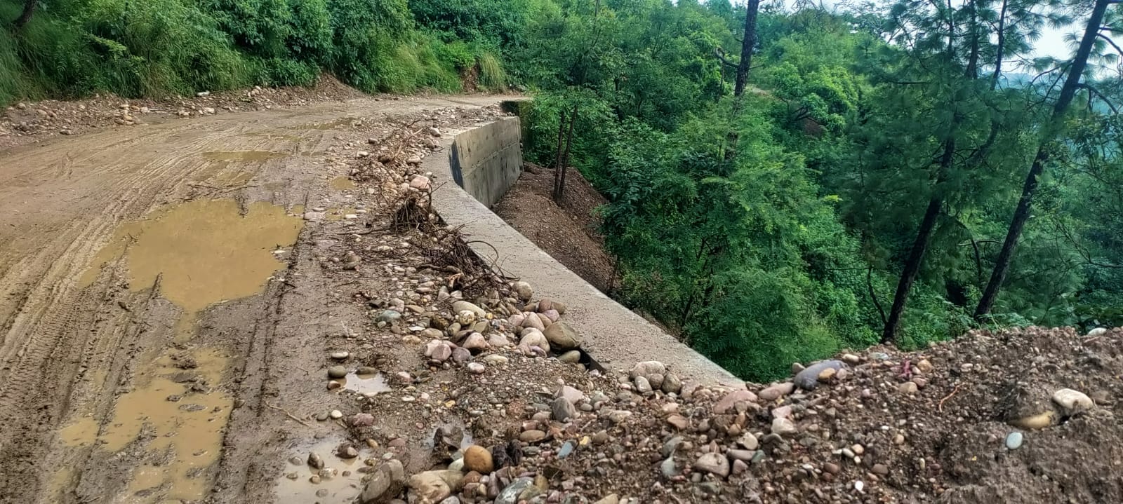 मनोह से टिक्कर वाया बेहड़वीं-धिरवीं सड़क पर निर्माण के लिए की खुदाई। स्रोत : जागरूक पाठक