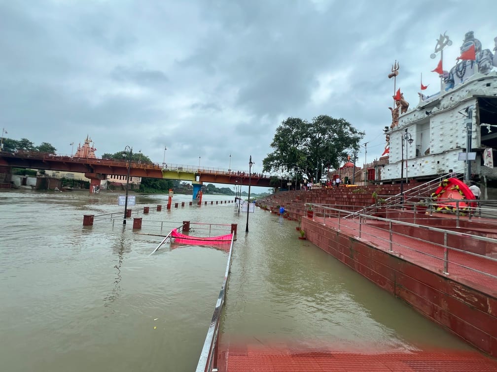 नगर में तमसा नदी का जलस्तर बढ़ने पर डूबा मऊ महादेव मंदिर का आरती स्थल। संवाद