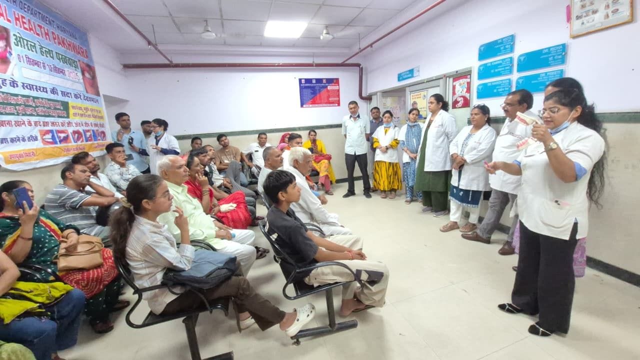 नागरिक अस्पताल की दंत ओपीडी में मरीज व तीमारदारों को जांगरूक करती डॉ प्रीति।
