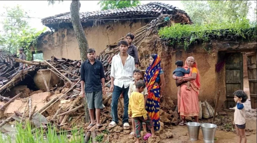 Kutcha houses collapse due to rain in Barwatand and Phagunipur villages