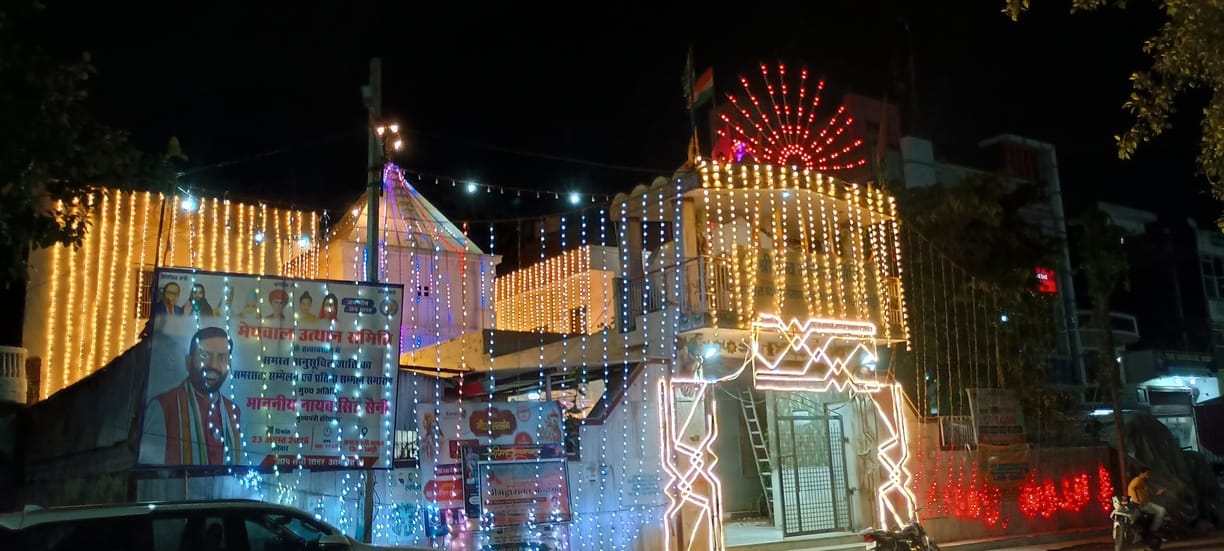 Preparations for the Shri Krishna Janmotsav (birth anniversary) are in full swing; attractive decorations have begun in temples.