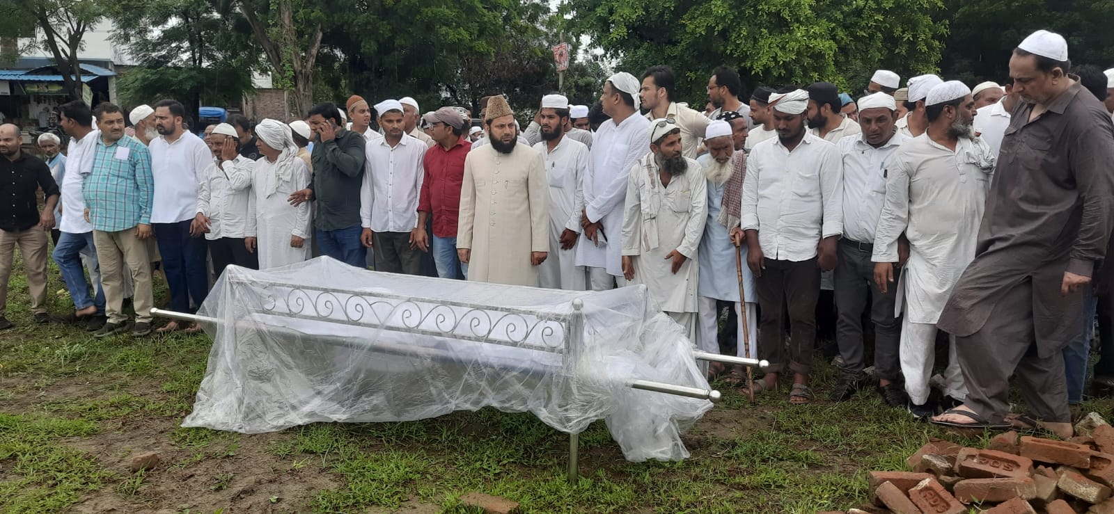 नम आंखों से सुपुर्द-ए-खाक हुए पूर्व मंत्री डॉ. अनवार खान