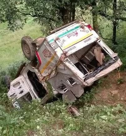 नेपाल के बैतड़ी में खाई में गिरी जीप।