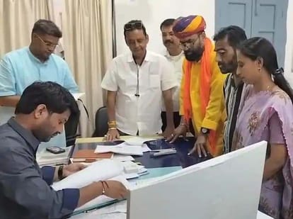 निर्विरोध चयन पर वार्ड 12 से भाजपा प्रत्याशी सोनिया वैष्णव का स्वागत करते कार्यकर्ता।