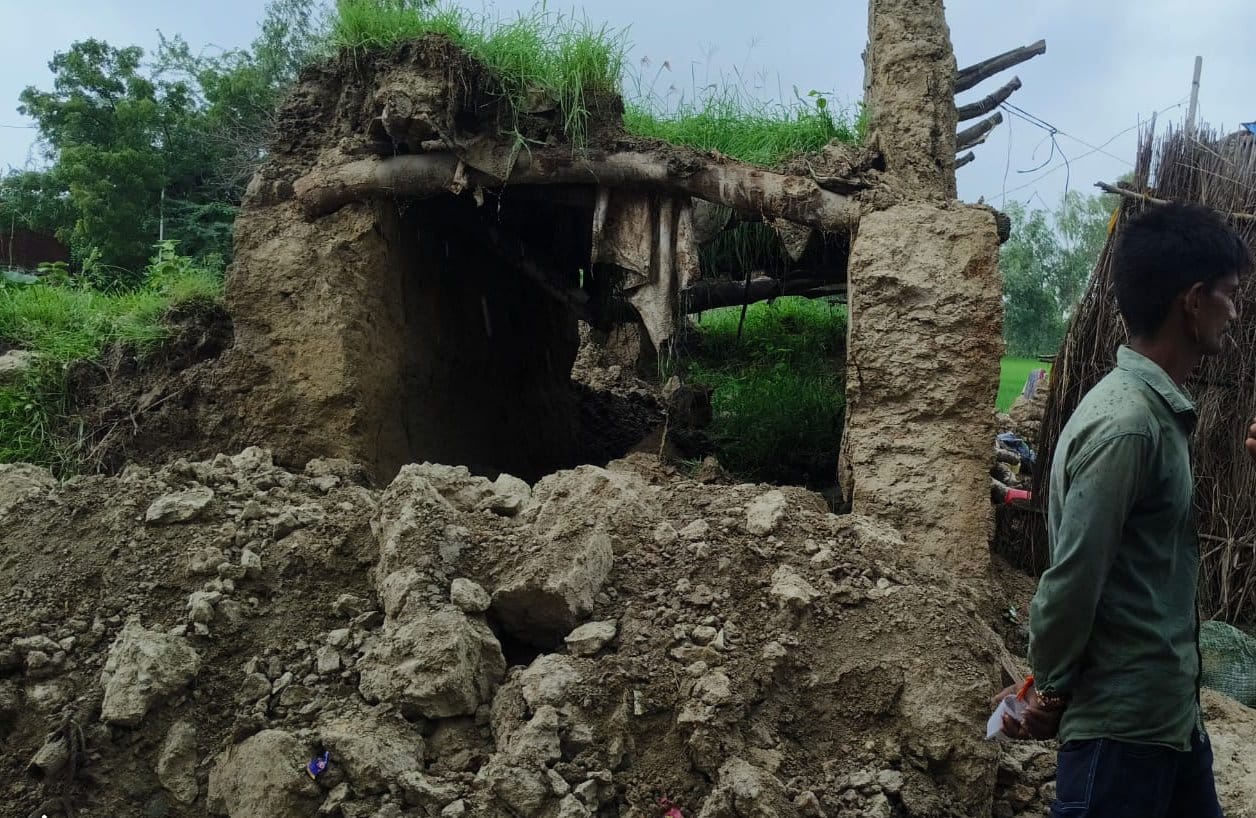 नवाबगंज थाना क्षेत्र के छोटी कोथरिया कडरौ में गिरा कच्चा मकान। संवाद