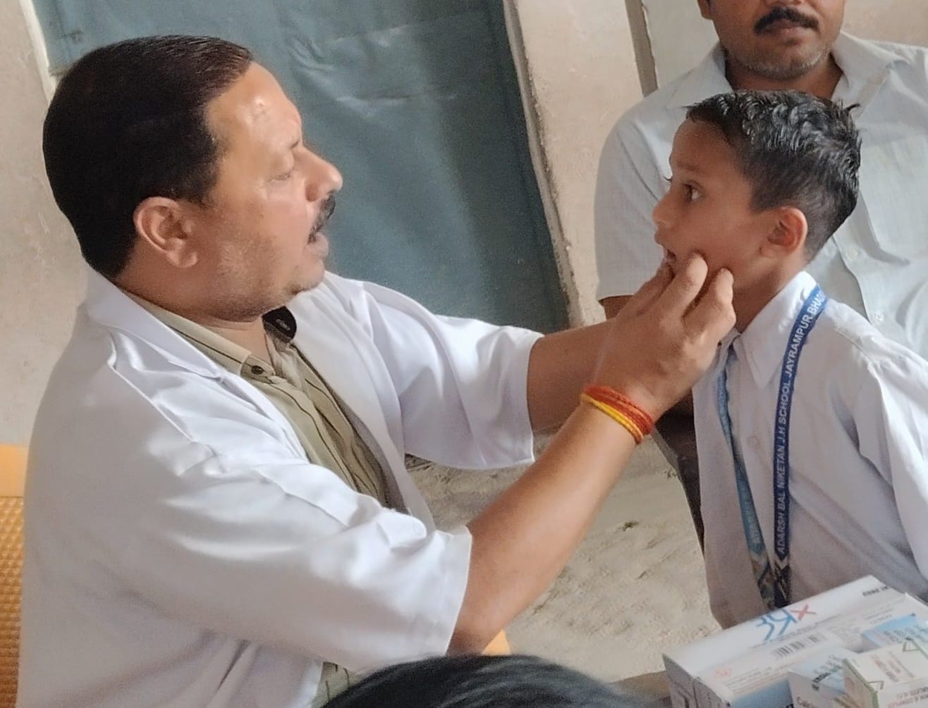 औराई सीएचसी पर बच्चे को देखते डेंटल सर्जन जितेंद्र दूबे। संवाद