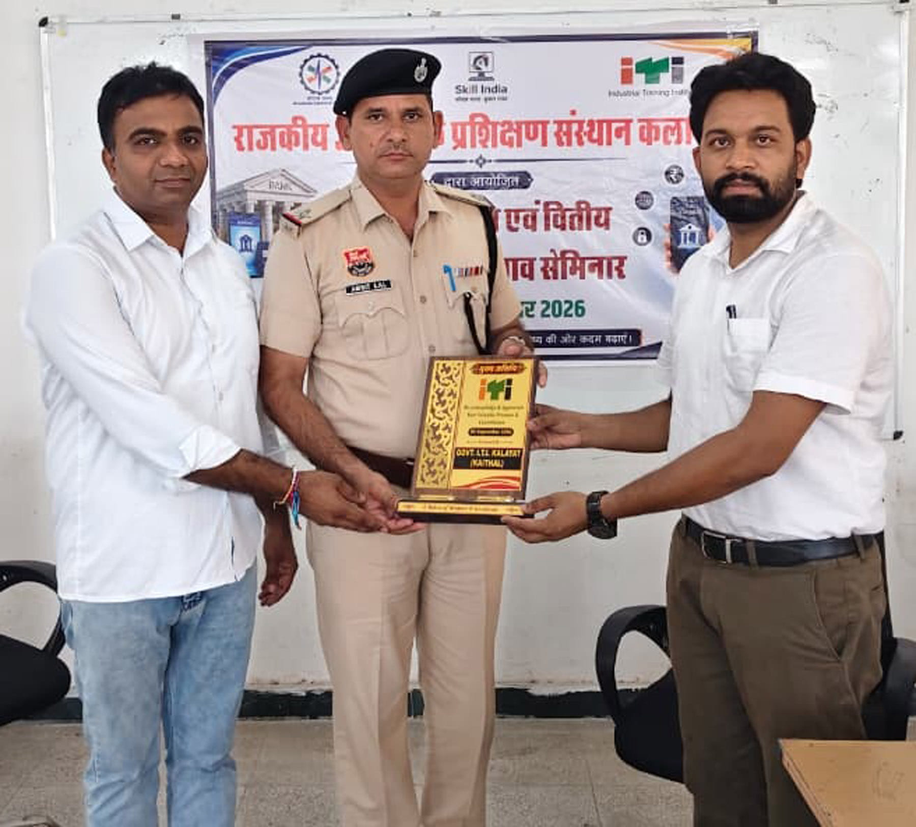 पुलिस कर्मियों को सम्मानित करते इंजीनियर रवींद्र कुमार। विज्ञप्ति