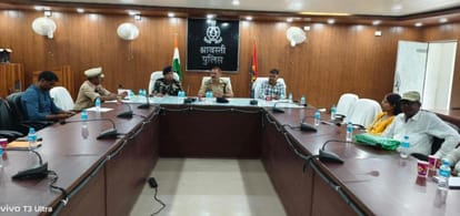  पुलिस सभागार में आयोजित बैठक में मौजूद पुलिसकर्मी।