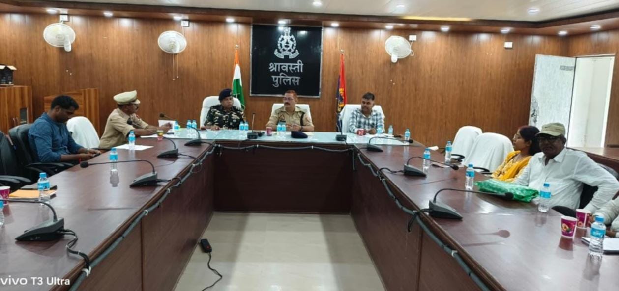  पुलिस सभागार में आयोजित बैठक में मौजूद पुलिसकर्मी।